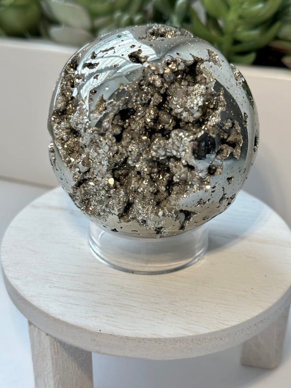 Sophisticated Pyrite Sphere from Peru. 638gr. 73mm.