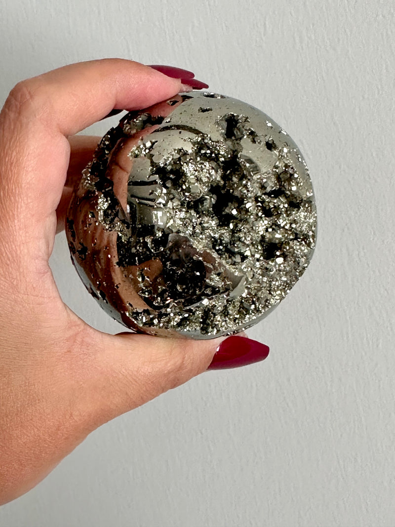 Sophisticated Pyrite Sphere from Peru. 638gr. 73mm.