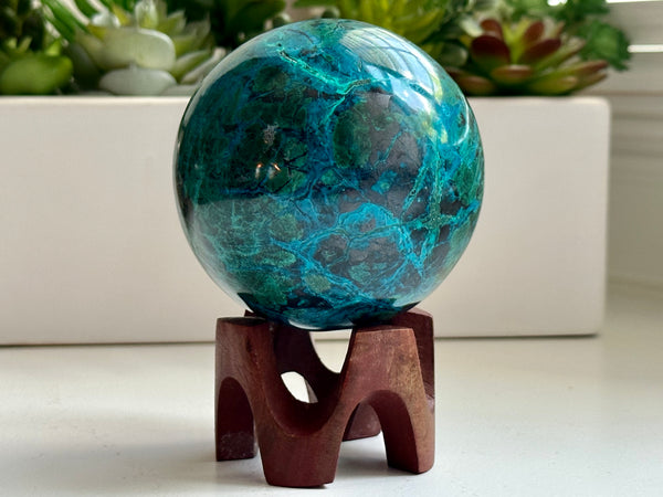 High Quality Large Chrysocolla sphere from Peru. 815 gr.