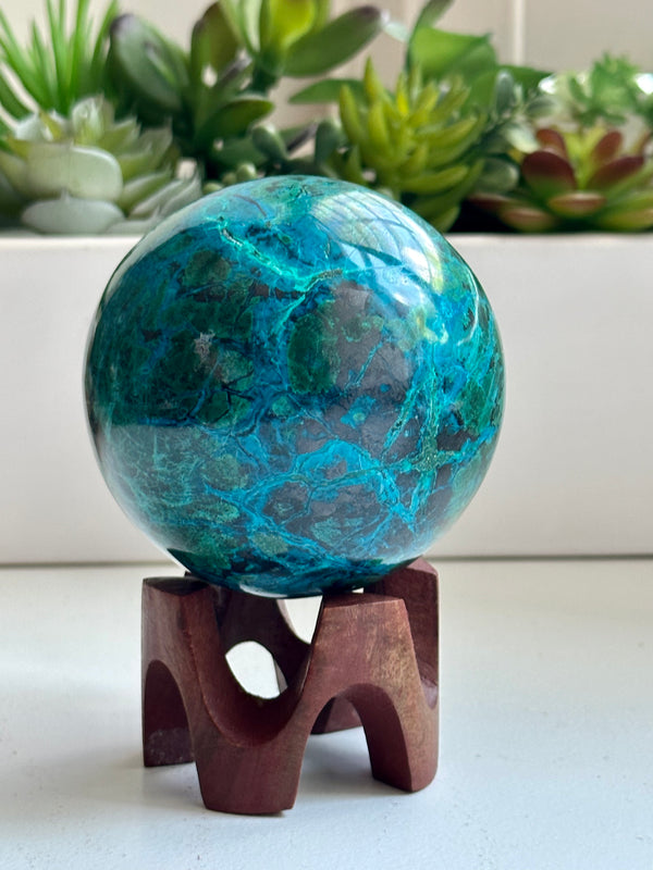 High Quality Large Chrysocolla sphere from Peru. 815 gr.