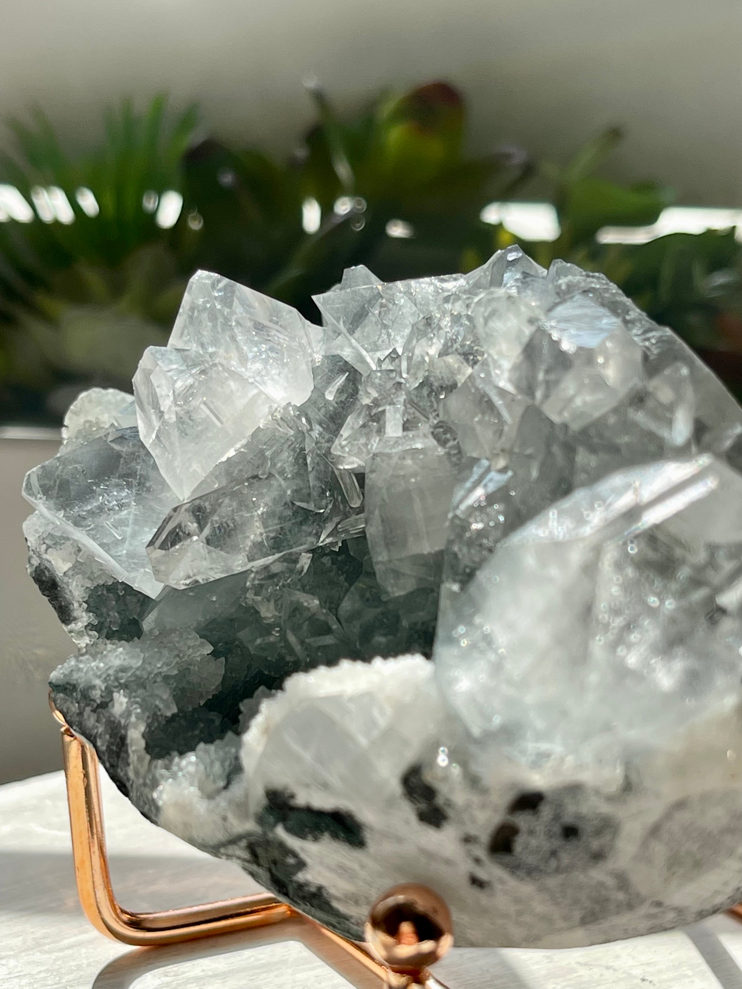 Spectacular Apophyllite cluster from India. High grade Apophyllite with Chalcedony 456gr.